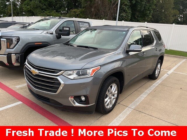2021 Chevrolet Traverse photo 2