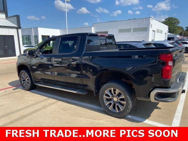 2021 Chevrolet Silverado 1500 LT photo 2