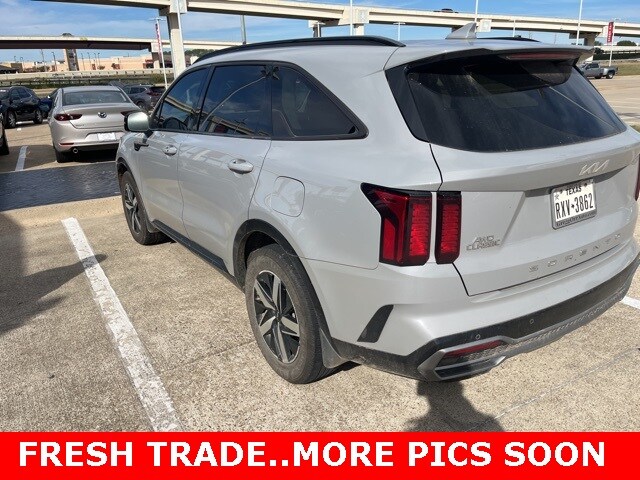 2022 Kia Sorento EX photo 2