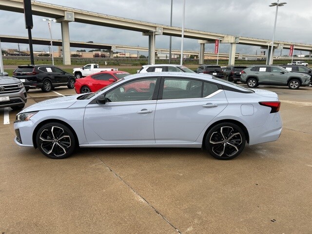 2023 Nissan Altima 2.5 SR photo 4