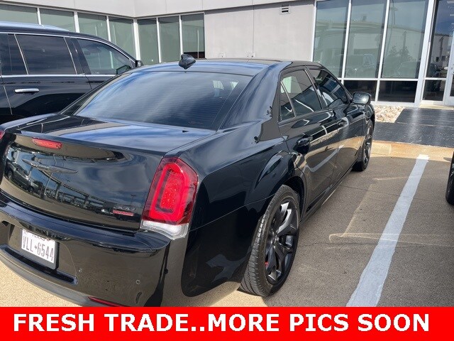 2023 Chrysler 300 Touring L photo 4