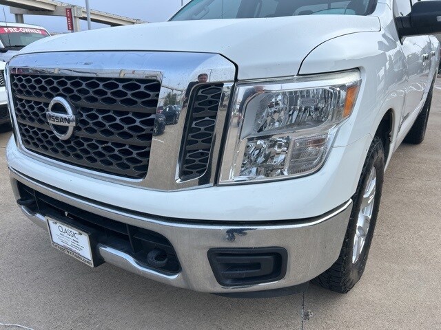 2018 Nissan Titan SV photo 3