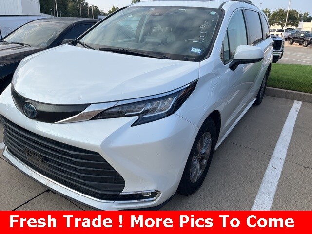 2022 Toyota Sienna XLE photo 2