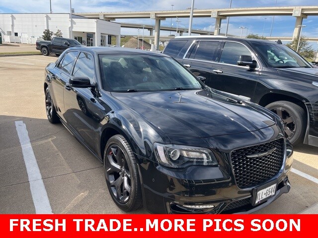 2023 Chrysler 300 Touring L photo 2