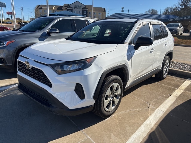 2021 Toyota RAV4 LE's photo