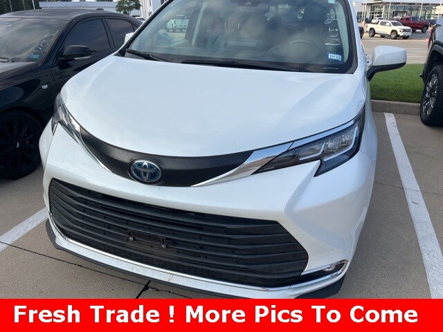 2022 Toyota Sienna XLE photo 3