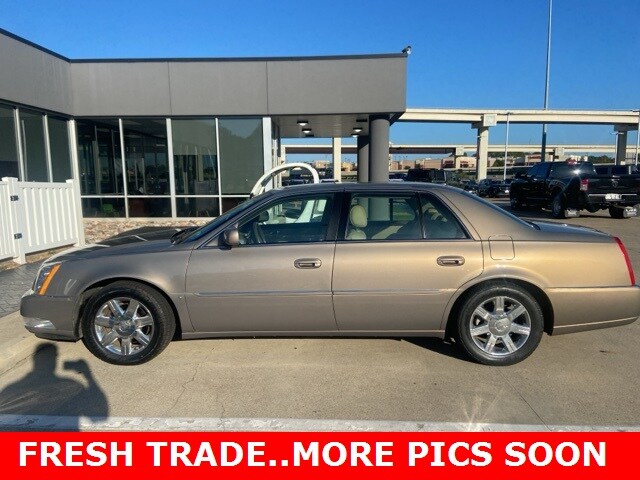 2006 Cadillac DTS Base photo 2