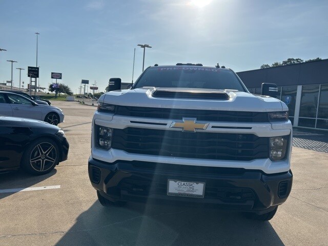 2024 Chevrolet Silverado 2500HD Custom photo 2