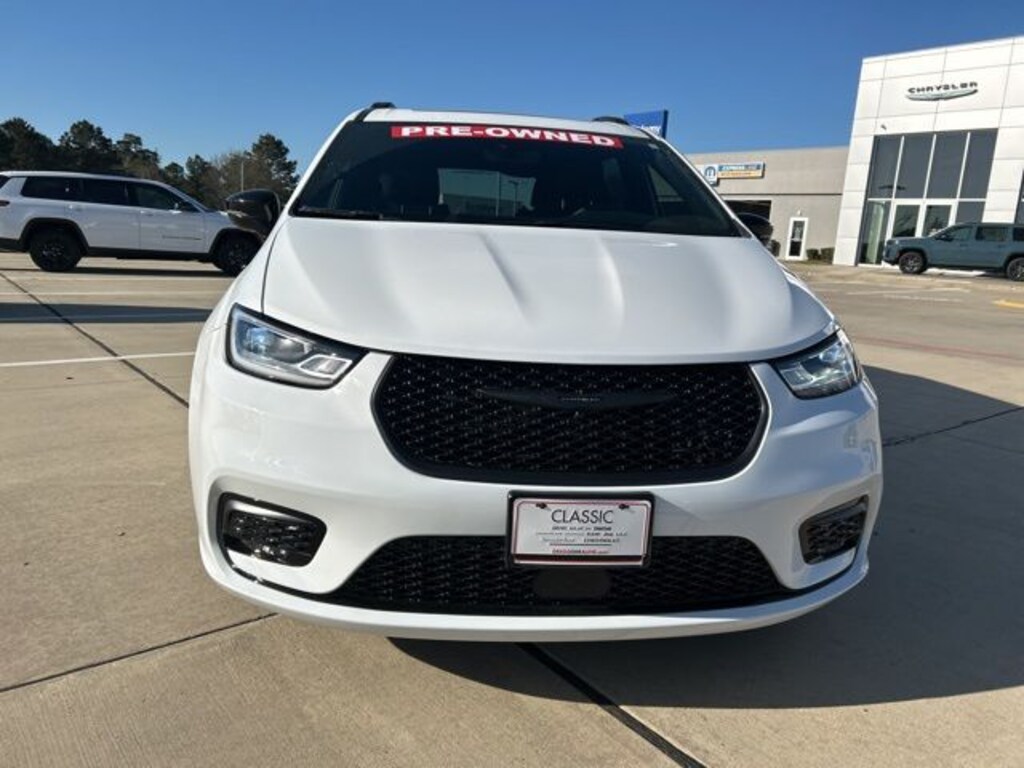Used 2024 Chrysler Pacifica Limited Minivan/Van