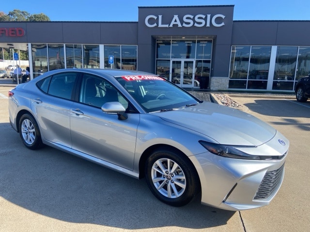 2025 Toyota Camry LE's photo