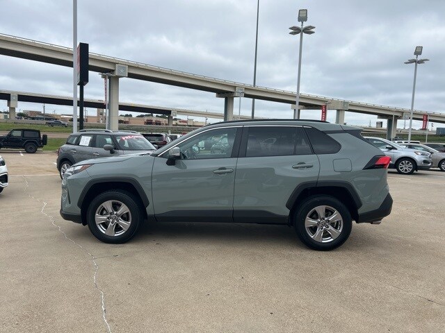 2023 Toyota RAV4 XLE photo 4
