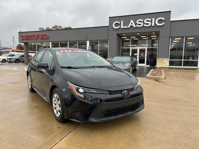 2024 Toyota Corolla LE's photo
