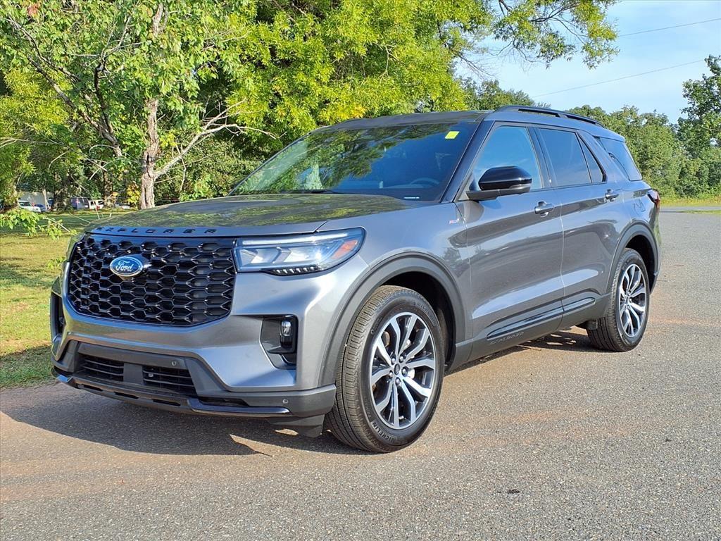 2025 Ford Explorer ST-LINE's photo