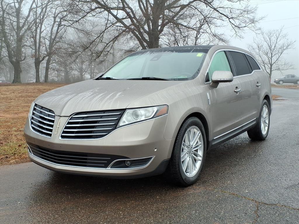 2019 Lincoln MKT Reserve's photo
