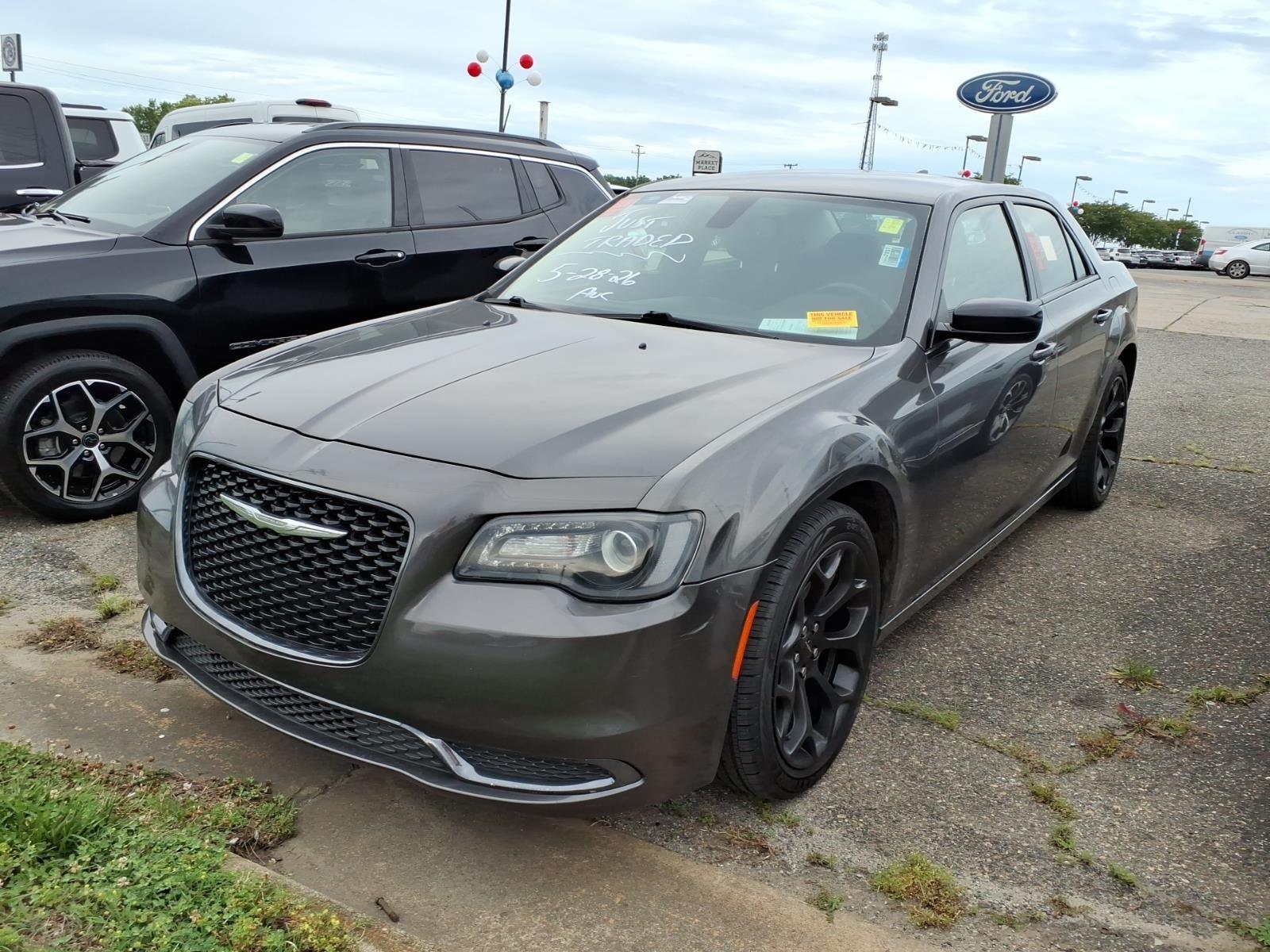 2019 Chrysler 300 Touring's photo