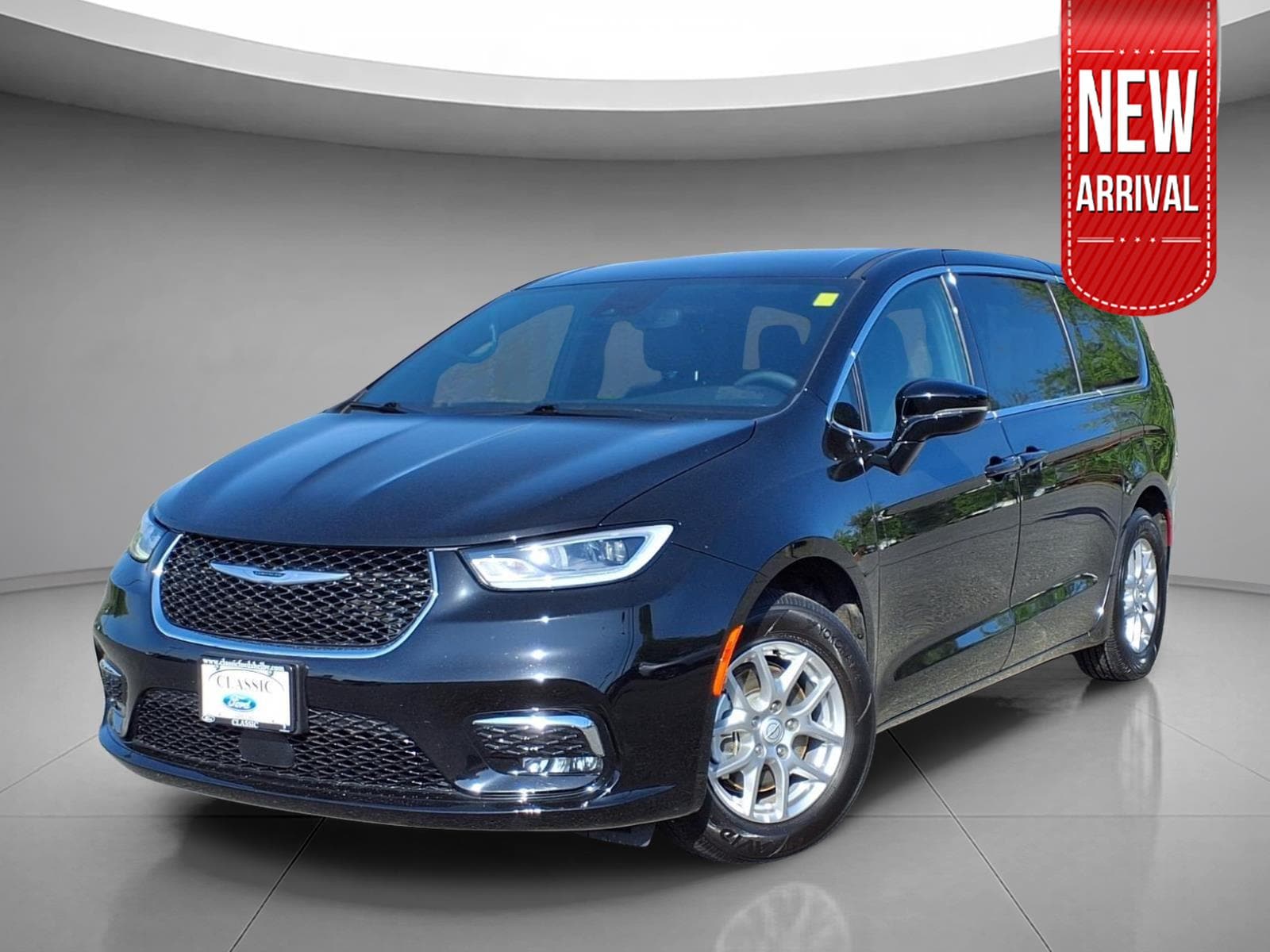 2025 Chrysler Pacifica Select's photo