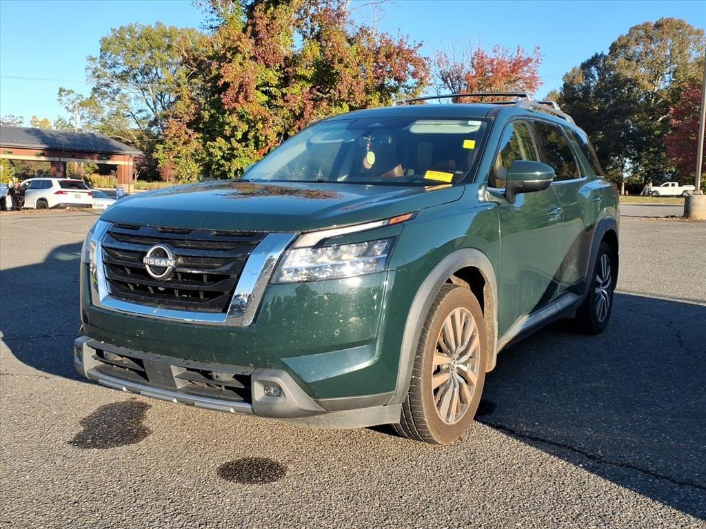 2022 Nissan Pathfinder Platinum's photo