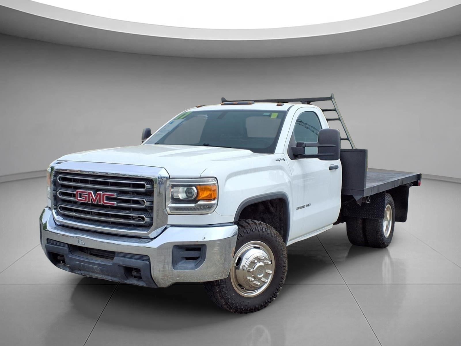 2017 GMC Sierra 4WD Regular Cab Chassis's photo