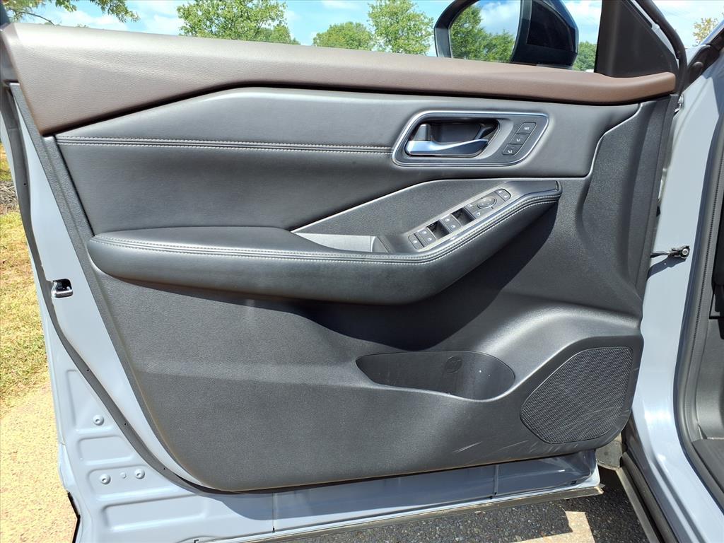 2023 Nissan Rogue Platinum photo 3