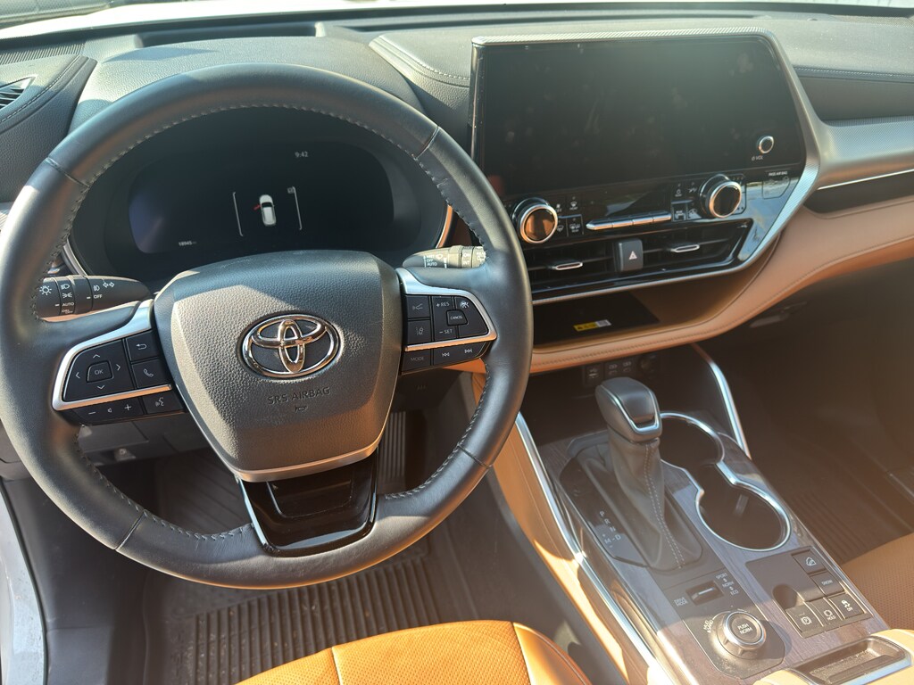 2024 Toyota Highlander Platinum photo 3