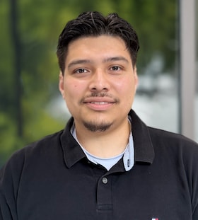 Staff member Dilan Gonzalez (hablo español) from ID_403df006a300