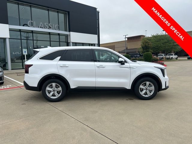 2025 Kia Sorento LX - Photo 8