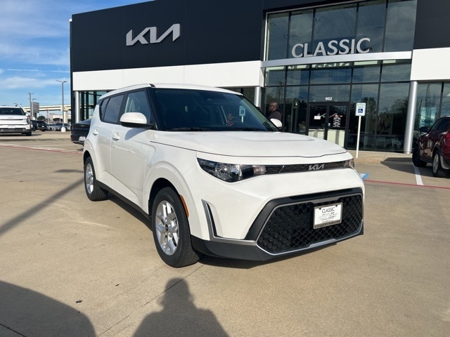 2025 Kia Soul LX's photo