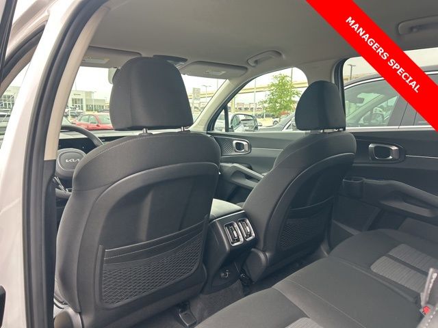 2025 Kia Sorento LX - Photo 21