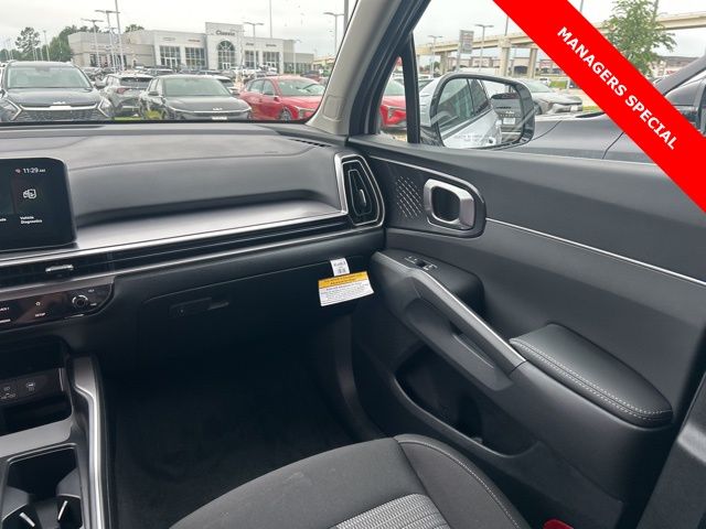 2025 Kia Sorento LX - Photo 15