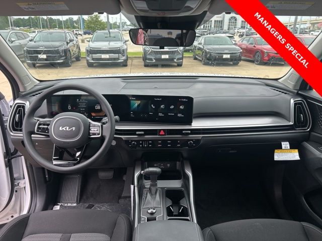 2025 Kia Sorento LX - Photo 11