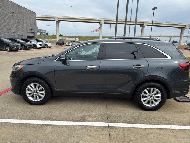2020 Kia Sorento LX photo 2