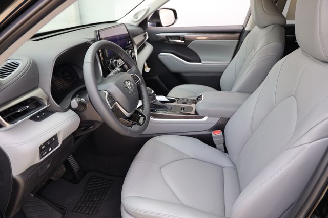 2026 Toyota Highlander Limited - Photo 12