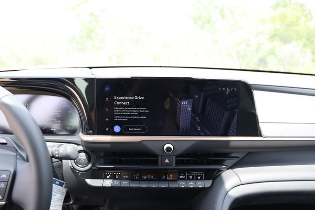 2026 Toyota Crown Signia Limited - Photo 18