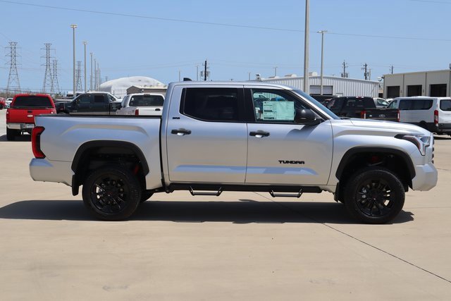 2025 Toyota Tundra SR5 CrewMax photo 4