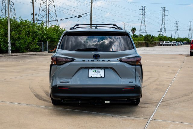 2025 Toyota Sienna Woodland Edition photo 2