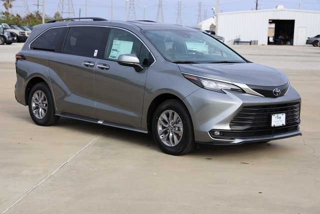 2026 Toyota Sienna XLE's photo
