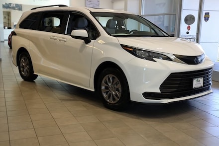 2025 Toyota Sienna LE 8 PASSENGER