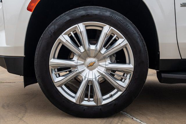 2022 Chevrolet Suburban High Country photo 2
