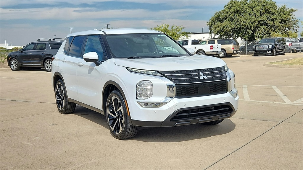 2024 Mitsubishi Outlander SE's photo