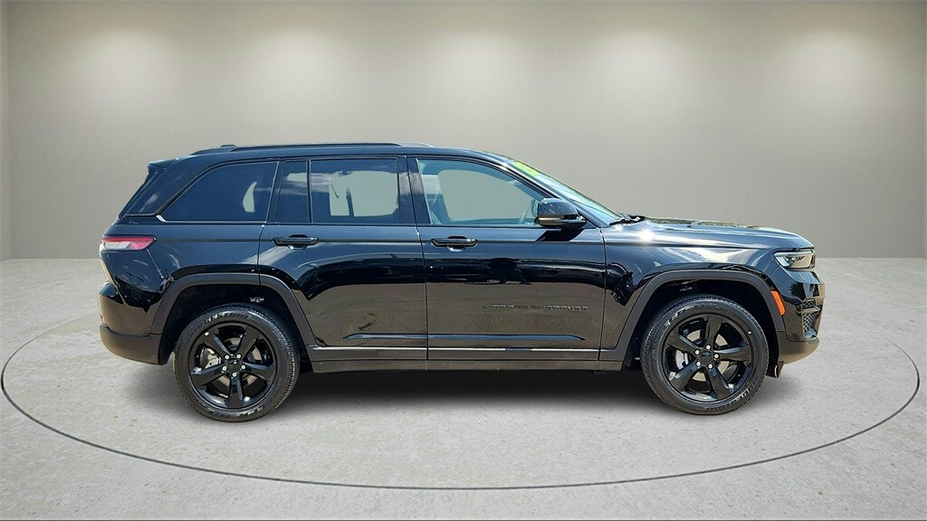 2023 Jeep Grand Cherokee Altitude photo 2
