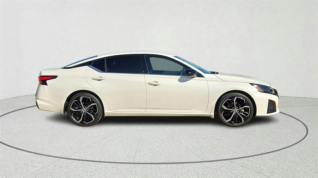 2024 Nissan Altima 2.5 SR photo 2