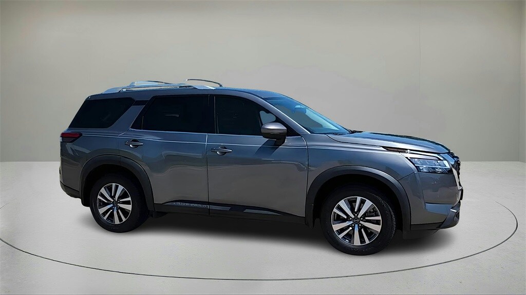 2022 Nissan Pathfinder SL photo 2