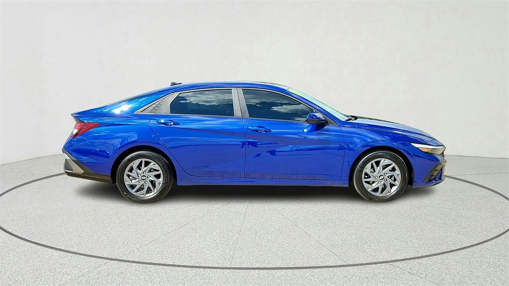 2024 Hyundai Elantra SEL photo 2