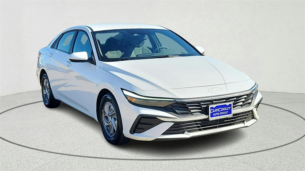 2025 Hyundai Elantra SE's photo