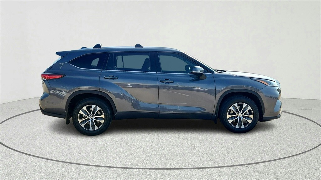 2021 Toyota Highlander XLE photo 2