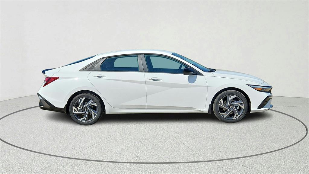 2025 Hyundai Elantra SEL Sport photo 2