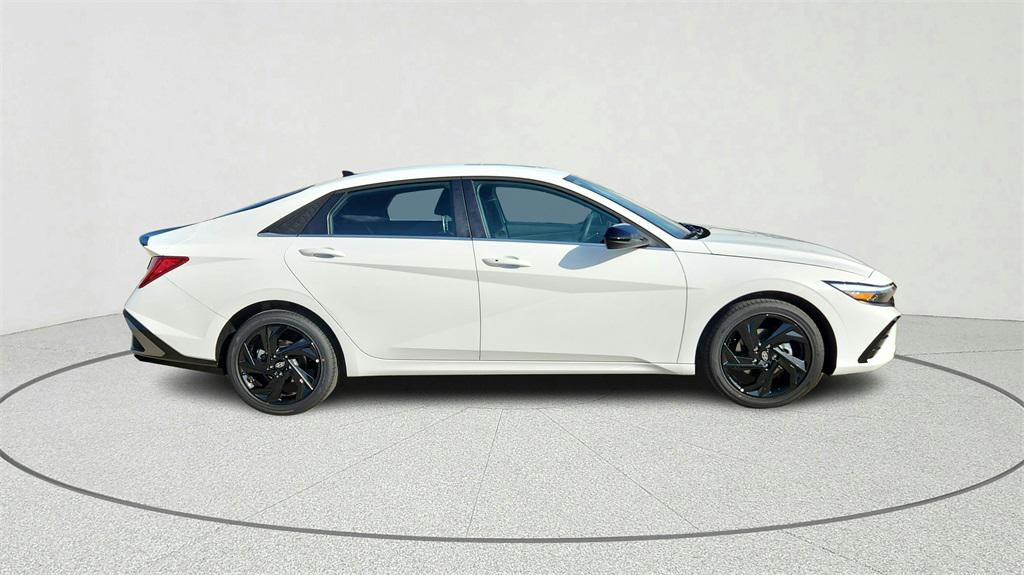 2026 Hyundai Elantra SEL Sport photo 2
