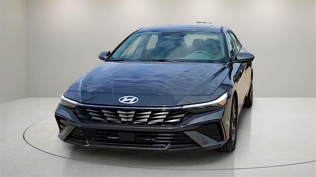 2025 Hyundai Elantra SEL Convenience photo 2