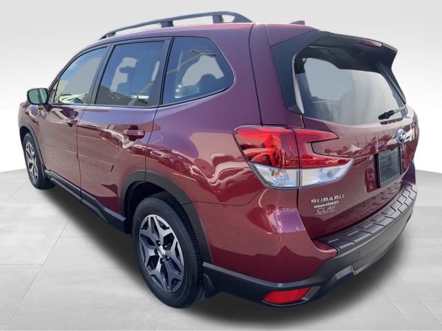 2022 Subaru Forester Premium photo 4