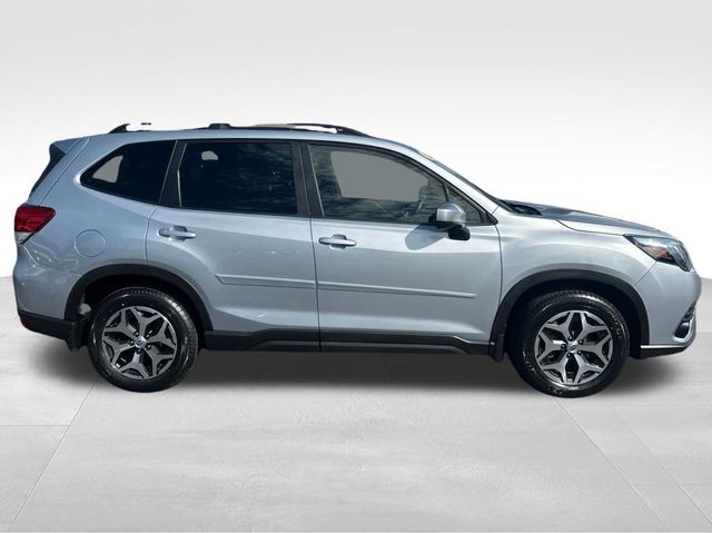 2023 Subaru Forester Premium photo 4